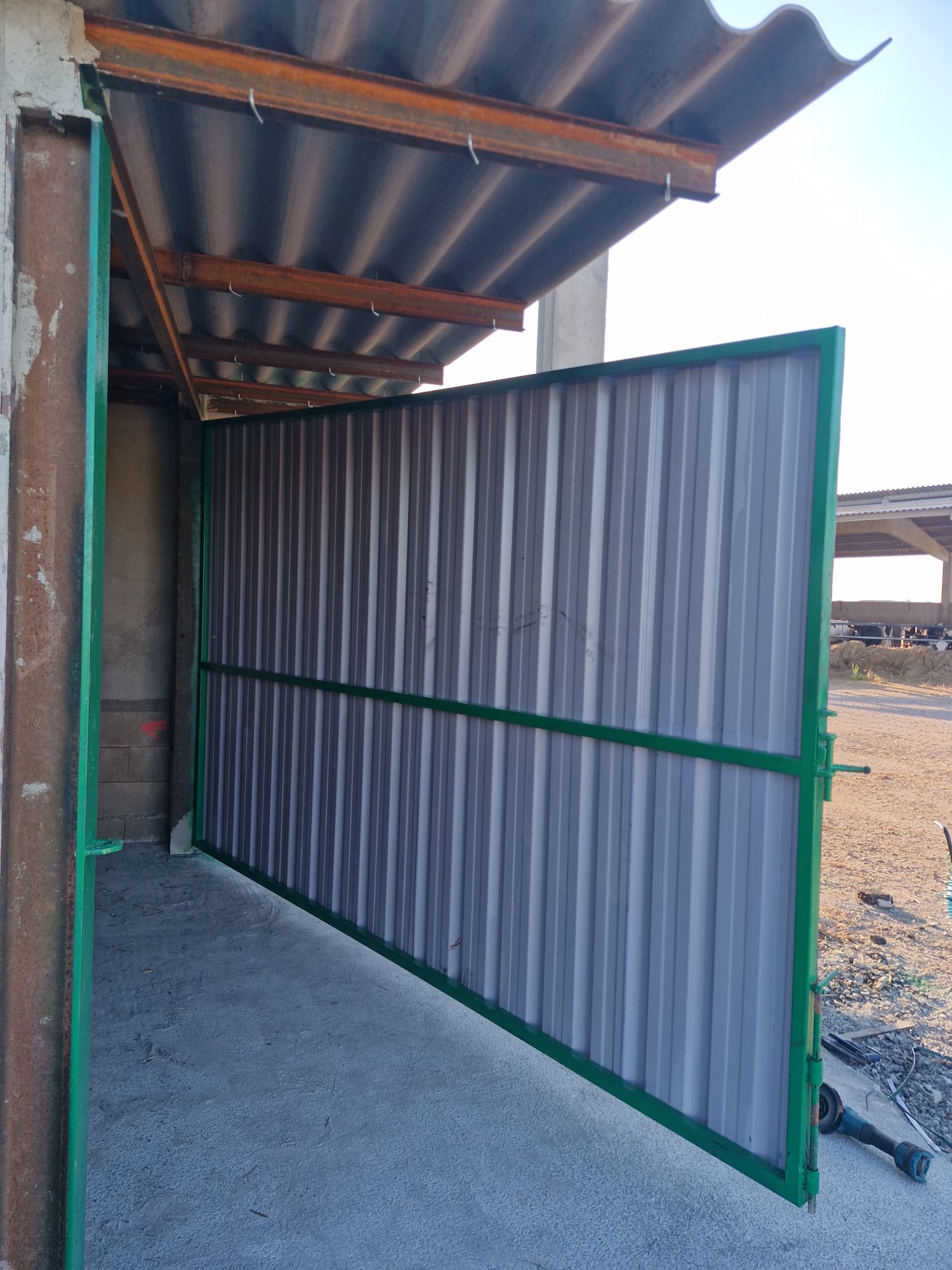 Puerta metálica verde instalada