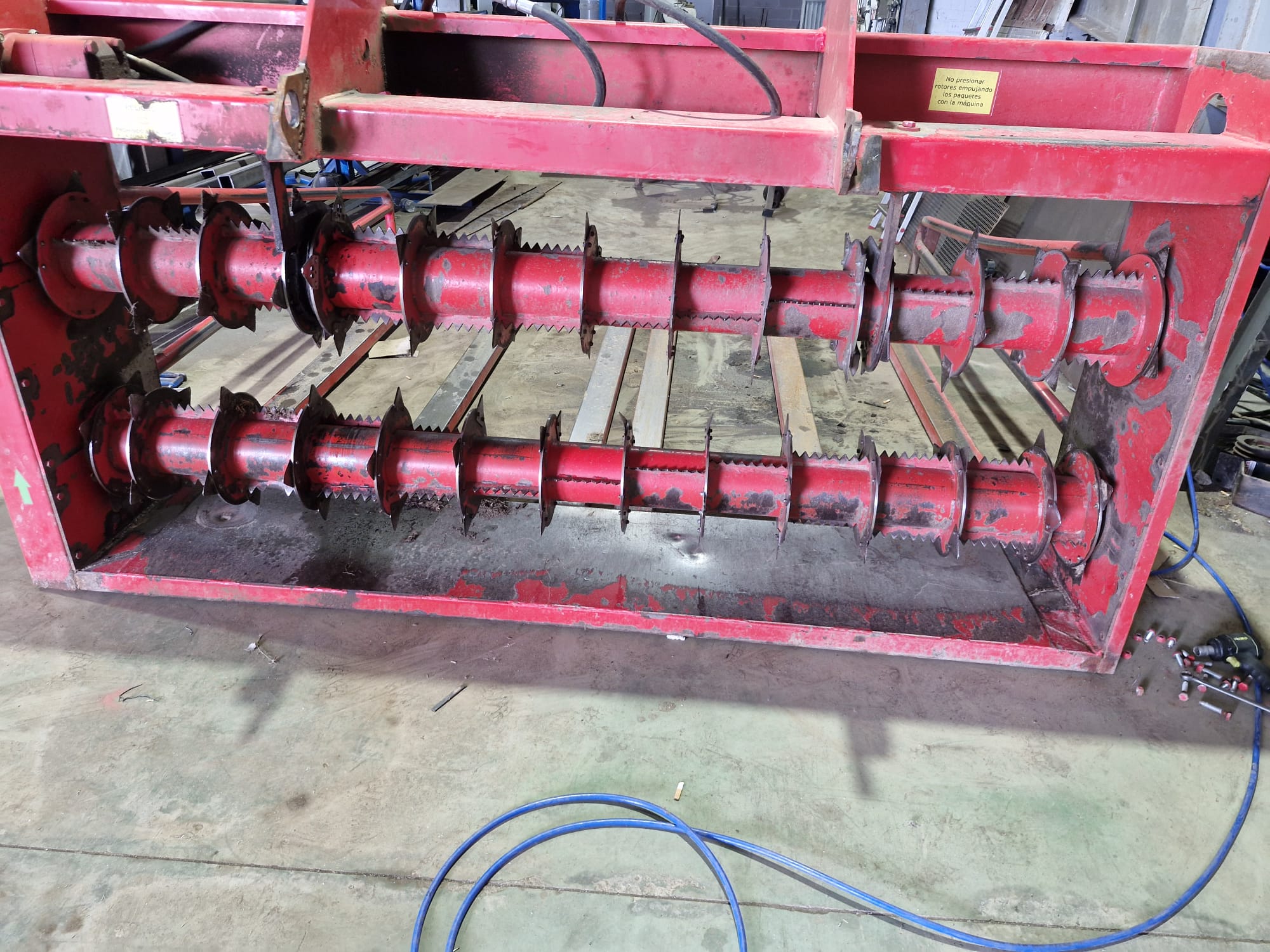 Implementos agrícolas en taller de noche