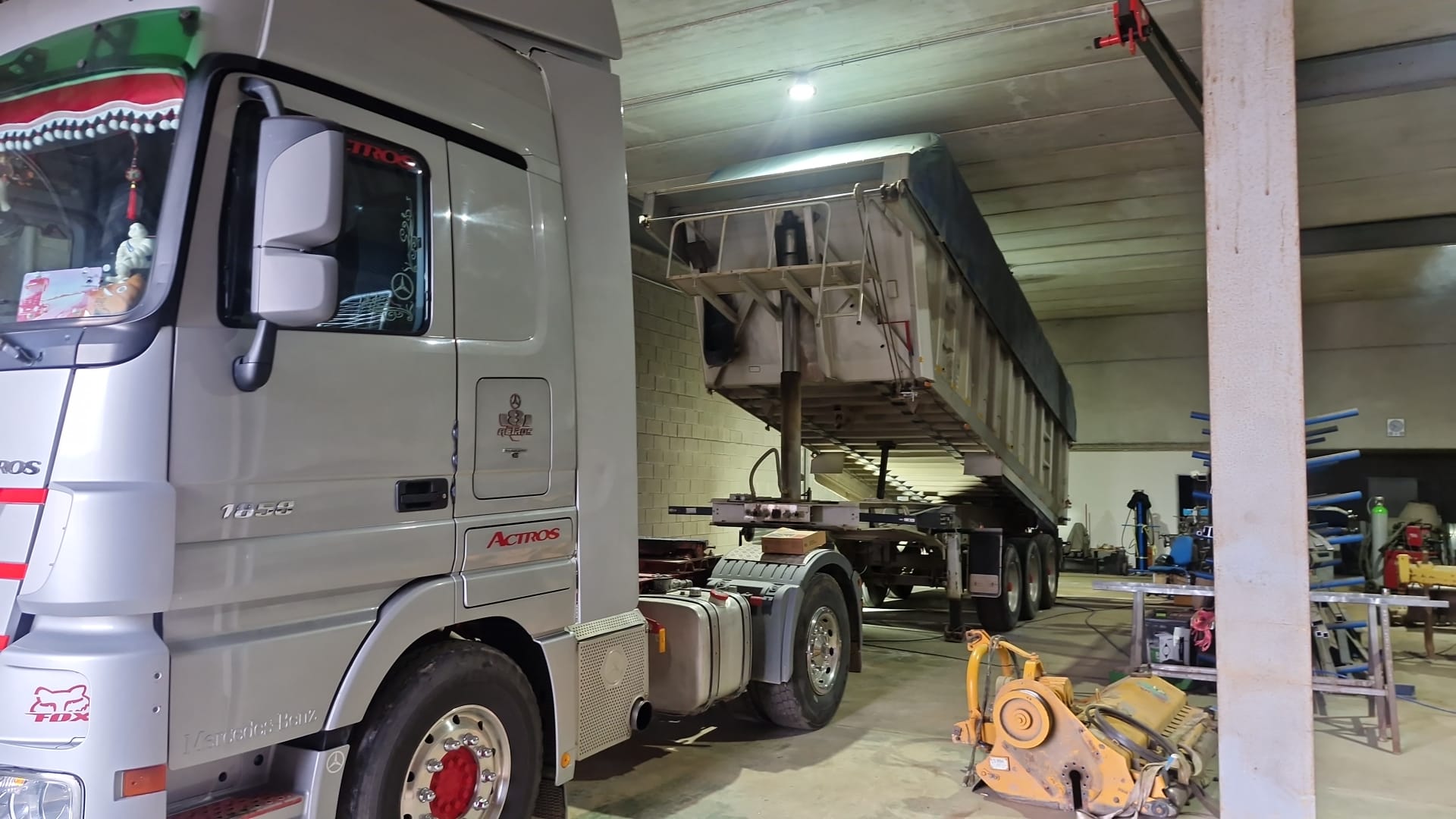 Camión en taller para reparación